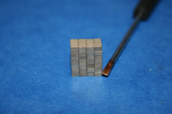 Magnet Block aus Samarium Cobalt Sm2Co17 6+-0,1 x 3 +-0,1 x 2 +-0,1 mm axial magnetisiert über 2 mm