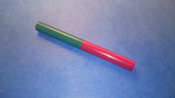 Magnet Stabmagnet aus AlNiCo 500 ø10  x 200 mm, Pole geschliffen axial magnetisiert über 200 mm Umfang lackiert, Nordpol rot, Süd grün